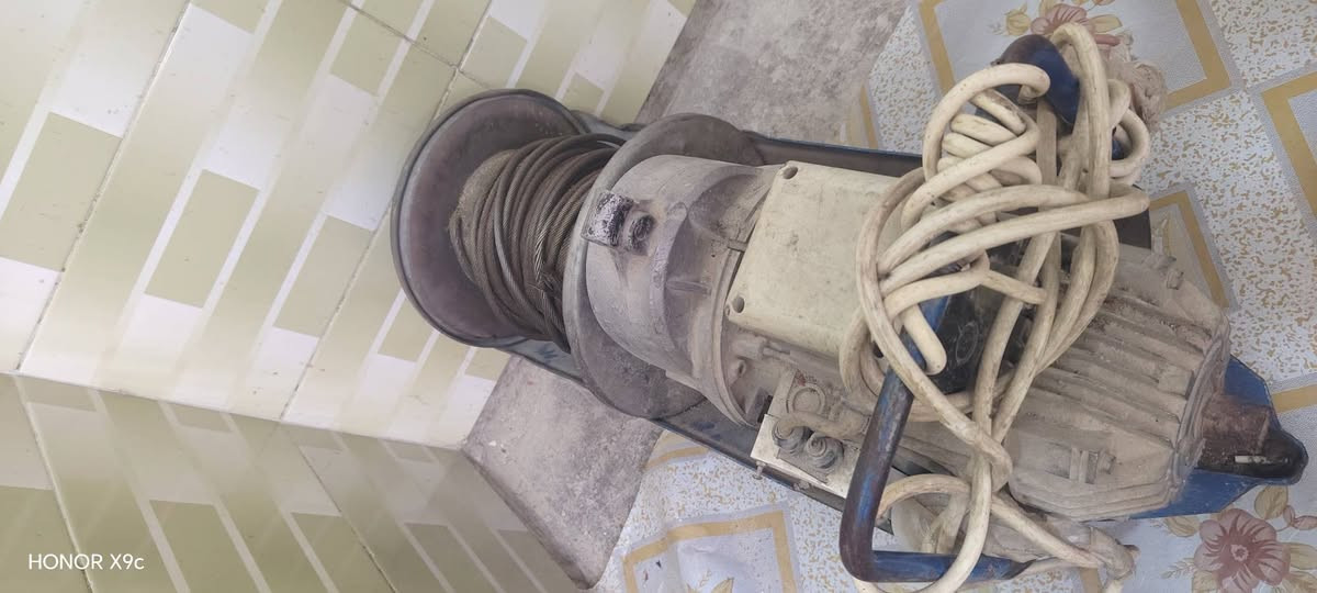 لسلام عليكم ونج كهربائي ايطالي للبيع مع عرباين درجه أولى تزكام مع سلك واير 30متر سيار لتواصل ***********
