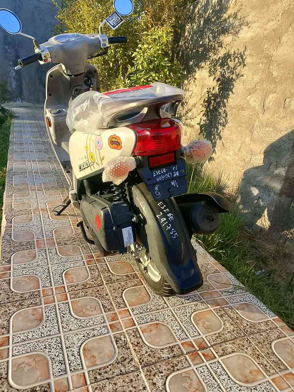 السلام عليكم دراجه فله للبيع دراجه مكفوله كفاله عامه مديل2014برغي مامفتوح بيها السعر1150وبيها مجال قليل الرقم*********** وبي واتساب
