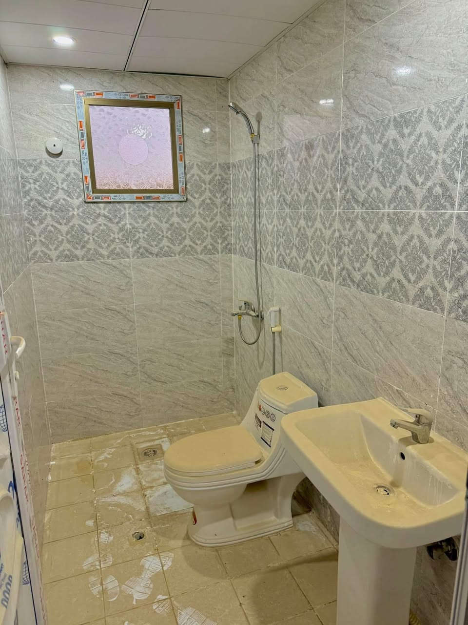 دار للبيع في مجمع قريه الغدير الثانيه مساحة 200متر شارع السنتر مع اضافات كتائب جاهز للسكن الاستلام بنفس اليوم 
للاسفتسار
***********
***********
