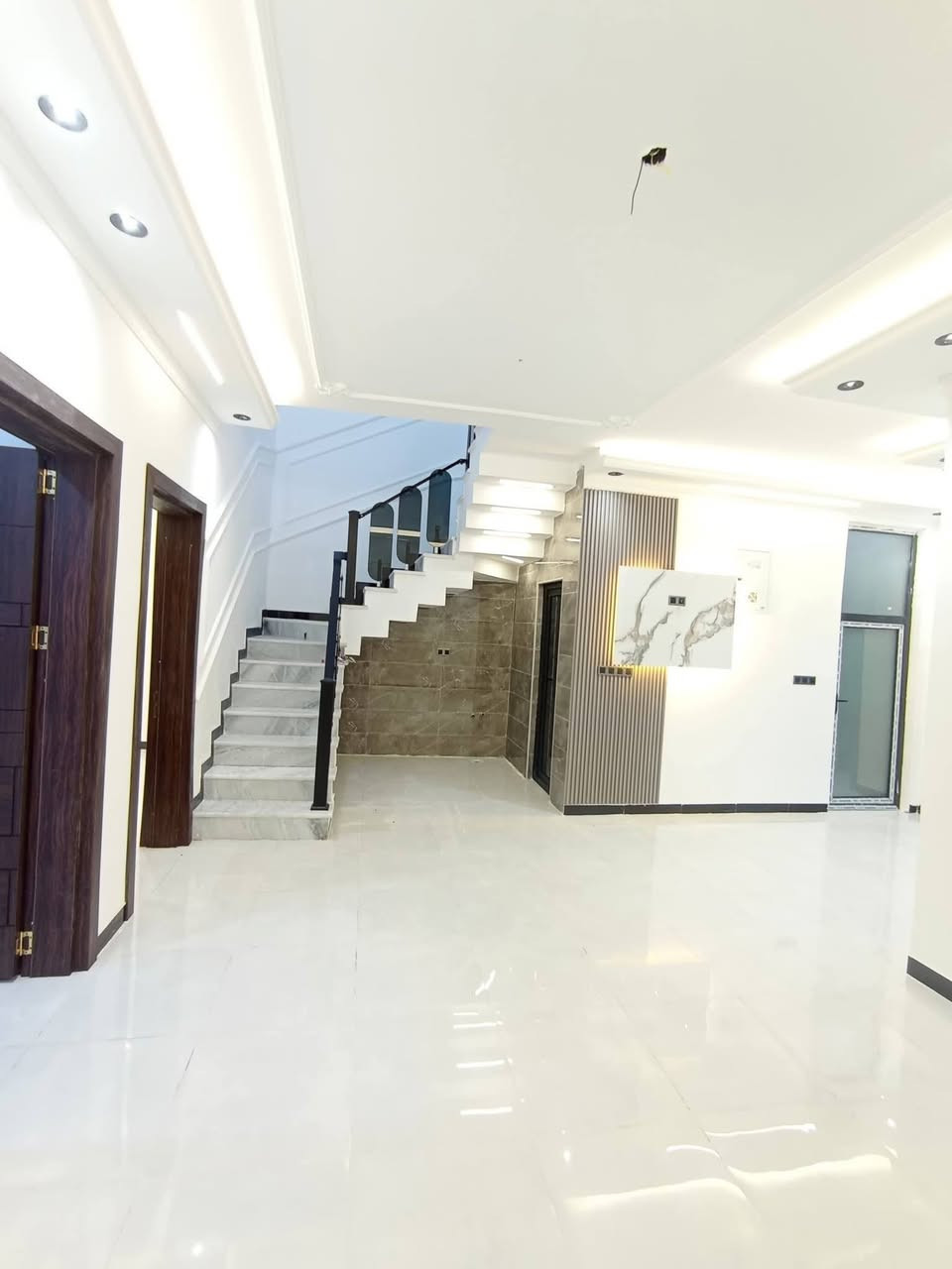 دار للبيع بناء حديث حله نادر الأولى حي الزيتون
المساحــــــة  180 متر طابو زراعي سند 25 

الــوآجـــهــة  9 متر

النــــــــــــزال 20متر 

     

طابقين اربع غرف نـــــــوم وصاله وكليدور ومطبخ حار وبارد ومجمع صحيات داخلي وخارجي  وكراج سياره 

تبليط مجاري كافة الخدمات عرض الشارع 10متر 

لـــلاســــتـــفـــســـار ***********
***********
مراجعة مكتب سومر للعقار نادر الاولى على الشارع الخدمي قرب حسينيه حنتوش
