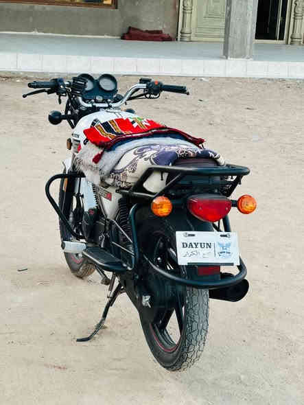 دايون نفخ لون أبيض موديل 23 محرك 150 الدراجه حلوه وخير من الله كفاله عامه نعومه  ومعدل خير من الله جاهزه من كلشي ماعايزه برغي السعر1650 وبيها مجال المكان طويريج السياحي ***********
