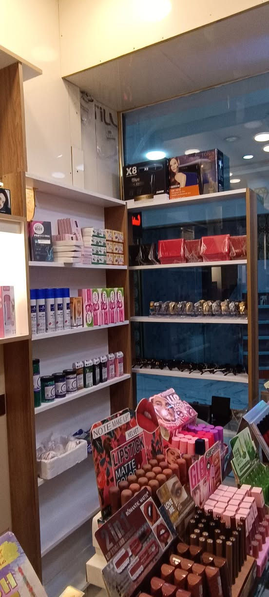 #من_الموصل للبيع مستعجل بضاعه كوزمتك مع رفوف جديده مستعمله شهر واحد فقط بسعر مناسب
#للاستفسار واتساب ***********
