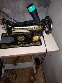 مكينه مال خياطه فراشه نضيفه كلش هيه و ميزه البيع لي يريده تصل عل 07807...