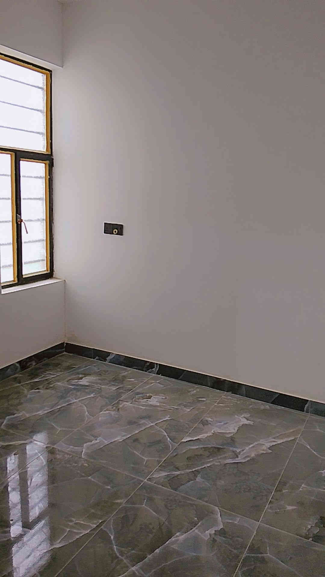 السلام وعليكم 
دار البيع مساحة 50 متر طابقين كامل وجاهز 
مشطب درجة اولى غرفتين نوم سويت 
استقبال وصالة ومطبخ مشترك ومنور وصحيات 
واجهة لوح سراميك 
أرضية بورسلين وجدران لوح بورسلين الدار فول شغلة 
بمجمع العدل الثاني شارع مفتوح 
والسعر مناسب 
*********** بي واتساب
