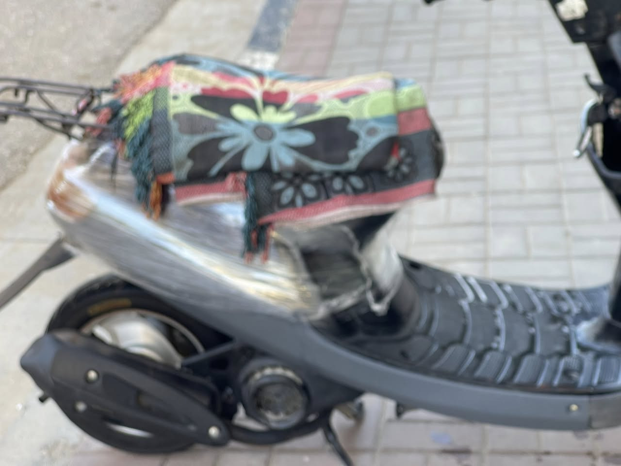 السلام عليكم دراجه بطه للبيع 2003 دراجه حلوه ونضيفه كل نقص مابيه كامله كلشي شغال سلف كهربايات كله شغاله دراجه مفتوحه مره وحده قفل جنطه قفل سكان قفل اكسن كله شغال مكاني كربلاء ***********السعر 250 وبيه مجال
