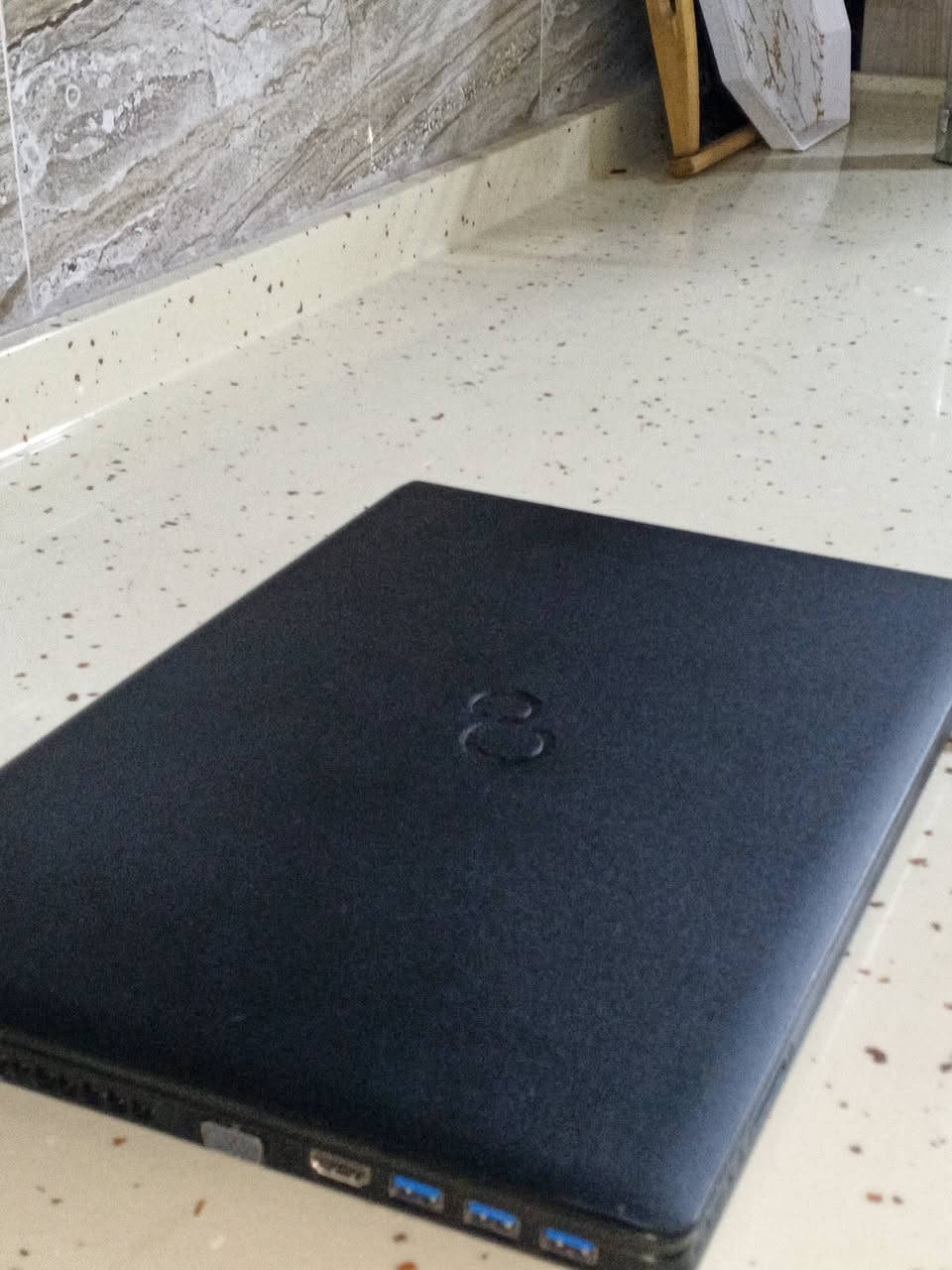 :
:

💻 لابتوب Fujitsu LIFEBOOK للبيع (بحالة ممتازة نضافة 95%)

جهاز عملي وسريع، ممتاز للدراسة، العمل المكتبي، والتصفح.

### ⚙️ المواصفات التقنية:

 * **الموديل:** Fujitsu LIFEBOOK A357

 * **المعالج:** Intel(R) Core(TM) i3-6006U CPU @ 2.00GHz

 * **الذاكرة العشوائية (RAM):** بحجم 8 GB (تمنحك سلاسة في فتح البرامج والتنقل بينها)

 * **الهارد (التخزين):** SSD KINGSTON بحجم 112 GB (سرعة عالية جداً في الإقلاع وفتح الملفات مقارنة بالهاردات العادية)

 * **كرت الشاشة:** Intel(R) HD Graphics 520

 * **نظام التشغيل:** Windows 10 Pro (64-bit)

### 📝 ملاحظات إضافية للمشتري:

 * الجهاز نظيف وجاهز للاستخدام الفوري.

يوجد ملحقات (شاحنة الاصلي البلادي)+(حقيبة لابتوب)

 * **السعر:** [130] (قابل للتفاوض ).

……للستفسار اكثر اتصال *********** موجود واتساب أيضا

📌📍 مكان كركوك 📍📌
