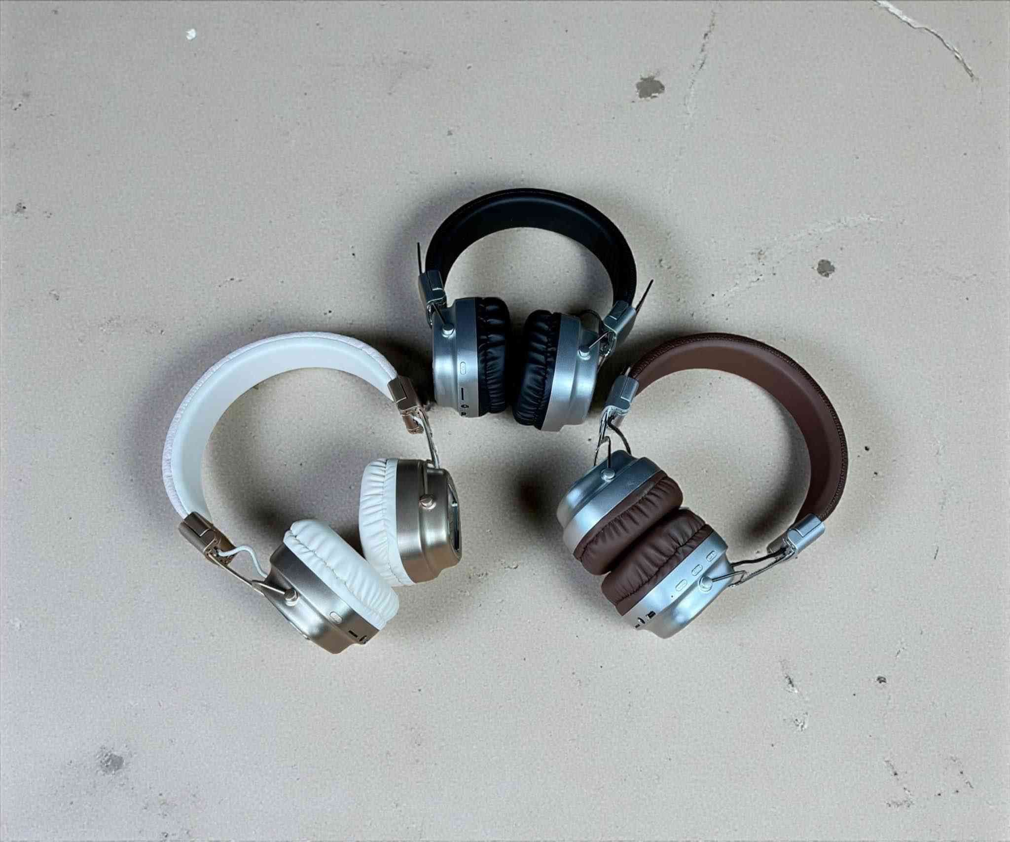 سماعة رأس بلوتوث JBL TUNE 440BT بإضاءة 3D LED – صوت Pure Bass

الاستخدامات:

الاستماع إلى الموسيقى بجودة عالية وباس قوي.

مشاهدة الأفلام والمسلسلات بصوت واضح ومحيطي.

إجراء المكالمات بدون استخدام اليدين.

الاستخدام اليومي في المنزل، العمل، أو أثناء السفر.

مناسبة للطلاب، الجيمينغ الخفيف، والتنقل اليومي.

المميزات:

تقنية JBL Pure Bass Sound لصوت عميق ونقي.

إضاءة جانبية 3D LED مضيئة بتصميم عصري جذاب.

اتصال Bluetooth V5.3 سريع وثابت.

تدعم Multi-Point Connection (الاقتران بجهازين بنفس الوقت).

بطارية بسعة 400mAh.

مدة تشغيل تصل إلى 40 ساعة.

زمن شحن تقريبي: ساعتين.

إمكانية إجراء مكالمات Hands-Free مع مايكروفون مدمج.

تدعم التحكم الصوتي.

إمكانية تشغيل عبر مدخل AUX.

منفذ شحن Type-C.

تدعم كرت ذاكرة TF.

أزرار تحكم جانبية (تشغيل، إيقاف، مستوى الصوت، تنقل بين المقاطع).

تصميم خفيف الوزن وقابل للطي.

وسادات أذن مبطنة ومريحة للاستخدام الطويل.

حجم الدرايفر: 40mm.

محتويات الصندوق:

سماعة JBL TUNE 440BT.

كيبل شحن USB.

دليل استخدام.

الملاحظات:

قياس الكارتون:

الطول: 16 سم

العرض: 7.5 سم

الارتفاع: 19 سم

تتوفر بعدة ألوان (أبيض، أسود، بني).

اللون والإضاءة يضيفان طابع مميز أثناء الاستخدام الليلي.

يفضل شحن السماعة بالكامل قبل أول استخدام.

أبعاد الكارتونة:

16 × 7.5 × 19 سم بغداد, العراق


**إذا كنت صاحب هذا الإعلان وتريد حذفه لأي سبب، رجاءا أرسل رسالة إلى الدعم الفني**