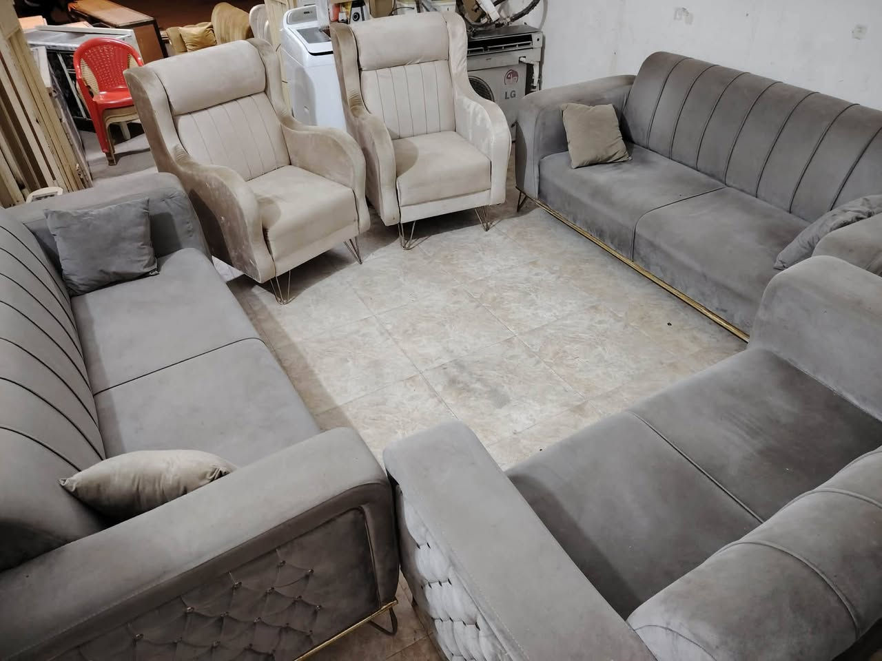 تخم قنفات ١٠ نفر حطاطه كلش نضيف سعر لواحد ٣٠٠ الف العنوان فلوجه حي المعلمين قرب جامع سعد***********//***********
