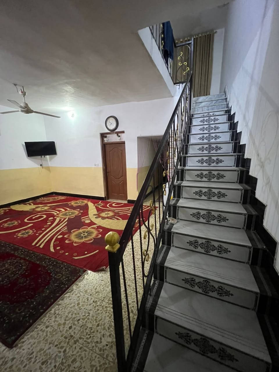 دار سكن مساحه 140 متر  طابو صرف بناء حديث طابوگ غرفتين نوم فوك وجوه هول مطبخ استقبال مجمع صحي كراج ارضيه كاشي جدران المطبخ والصحيان سيراميك 
كراج سياره موقع مرتب ع ساحه 
خدمات كامله 
ابو غرق حي السلام 
الأستفسار الأتصال 
***********
#الدار_المعموره_للعقار 
من لديه عقار ويرغب بالبيع مراسلت الصفحه او الاتصال 
ولدينا عروض تناسب الجميع
