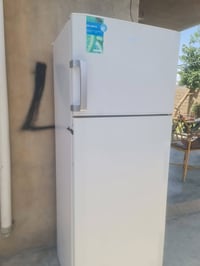 ثلاجه للبيع رقم الهاتف 07714660817