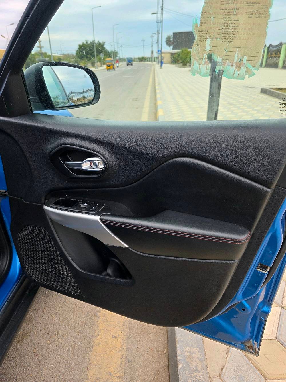 جيب شيروكي بزون ترايل هوك اعله فئه 2018 6سلندر حادثهة خفيف بدون ايرباك لون مميز ازرق فيروزي ماشيه 127 ميل مكان السياره العماره السعر 135 ورقه وبيهة مجال بسيط 