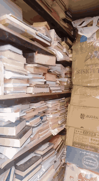 الكشك معروض للبيع يحوي على اكثر من 6000 كتاب في مختلف المواضيع دين ادب...