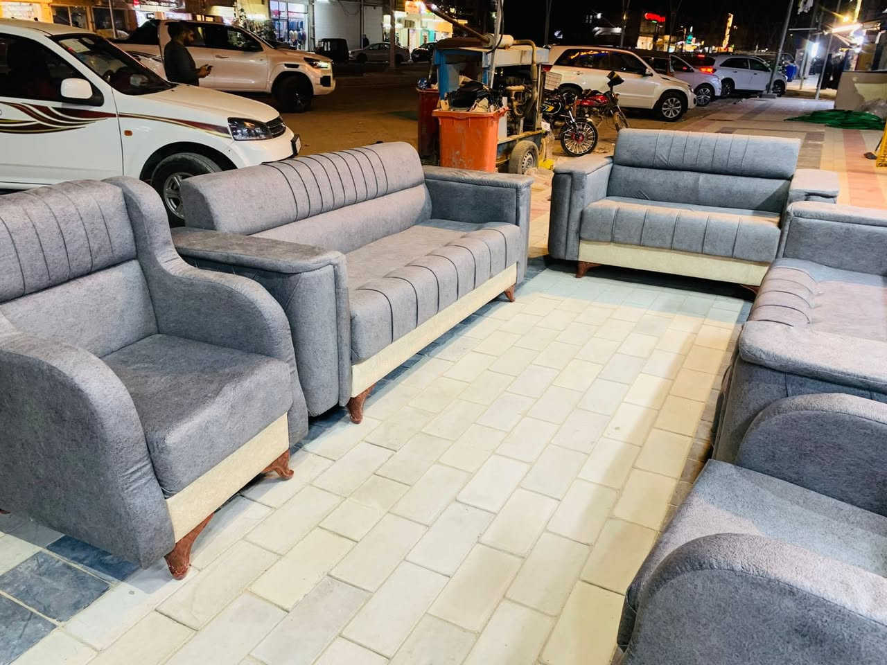 تخم 10 مقعد 450 الف الون رصاصي تخم درجة اولى معرض ضياء

***********
