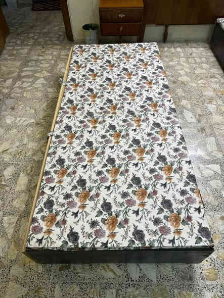 سرير نفرين منفصل  نجارة عراقية ثقيل مع مخزن وبدون رأس   (تخت فقط)المكان شارع فلسطين للتواصل ***********
