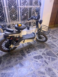 دراجة كهربائية نظيفة بحالة جيدة، مزودة بسلة أمامية للاحتياجات اليومية....