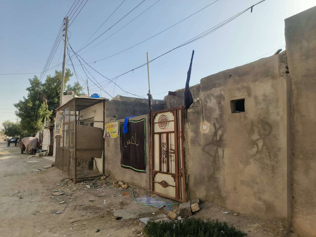 بيت زراعي للبيع 100متر الواجهيه 10 والنزال 10
بي غرفتين وصاله ومطبخ ومحل مؤجر 
المكان الاسكان الصناعي النزله الثانيه قرب حاولي أبو فياض يبعد عن الحاولي 20 متر 
لستفسار على الرقم ***********
            أو الرقم ***********
