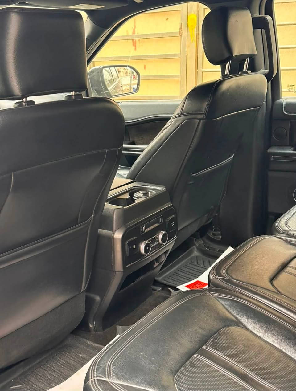 السلام عليكم
فورد اكسبدشن 2018 للبيع  رقم بغداد الانكليزي حصراً كلين تايتل مابيهة ولا قطعة تبديل.  "فقط نصف قطعة صبغ بلباب الخلفي" ماشية (150) الف كيلو متر.  و صدر جديد

(المواصفات ) مزوعة 
محرك 3.5 لتر 6 سلندر توين تيربو 
التسارع من 0-100 خلال 5.3 ثانية 
نظام  trail control وهو مخصص للطرق الوعرة 
كامرات 360 درجه 
رادار 360 درجة 
حساسات امامية خلفية
سعة الركاب سبعة 
بانوراما على طول السيارة 
ويل 18 انج 
8 اوضاع قيادة 
اربع انظمة فور ويل درايف 
قير 10 سرع يدوي أو توماتيك (ماوس) 
المقاعد جلد والمقاعد الوسطية منفصلة 
مقعد السائق خزن 3 
المقاعد تدفئة وتبريد الأمامي فقط الخلفي فقط تدفئة 
مقود السيارة يتحرك بأربع  الاتجهات كهربائياً لتنشب جلوس السائق ومشمول مع نظام الخزن مع مقعد السائق 
لايتات زنون بلاد اوتو اشغل وطفي عالي حساسات 
ماسحات اوتو حساس مطر 
زراكات ماء تنضيف كامرات 
مزود بنظام تدفئة مقود السياقة
دشبول شاشة 
شاشة وسطية 
شحن لاسلكي للهاتف المحمول 
شاشات متعدده لغات منها العربية
منافذ شحن ( يو اس بي ) لكل المقاعد 
المقاعد الوسطية والخلفية كهرباء تطوى وفيها الكثير من الحركات الاضافية 
تحكم كهربائي لصف الثالث للراحة والاسترخاء
صندوق كهربائي شفط + فتح و غلق الصندوق بحركة القدم
الدوسات الجانبية كهربائية 
ونظام التعليق والموازنة 
انظمة ترفيه اندرويد اوتو وكار بلي 
بريك أوتوماتيك عند الحالات الحرجة
مساعد ركن 
مساعد قيادة وتثبيت مسار 
12 سماعة 
المرايا طي كهربائي وأوتوماتيكي + بروجكترات بالمري الجانبية 
نظام الدخول المتميز لشركة فورد بالأرقام السرية بباب السائق 
تشغيل عن بعد وسيطرة على زجاج السيارة والمرايا الجانبية
وبيهة بعد كومة مواصفات  

(سعر سيارة (260) ورقة)
***********
