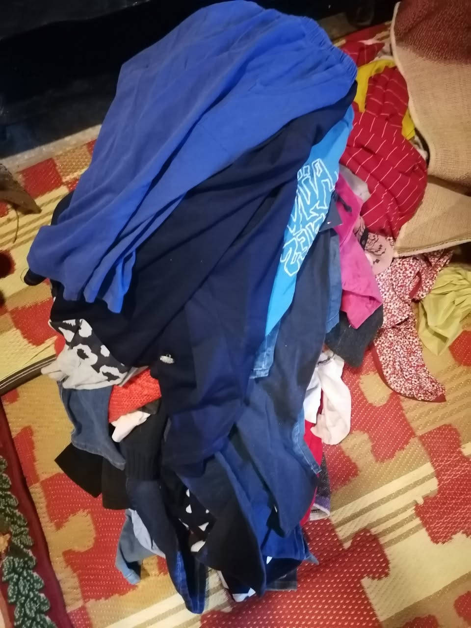 عندي ملابس عدد ٤٠٠ قطعة لوحده على ٥٠٠ دينار شلع بغداد هاتف *********** بي وتساب
