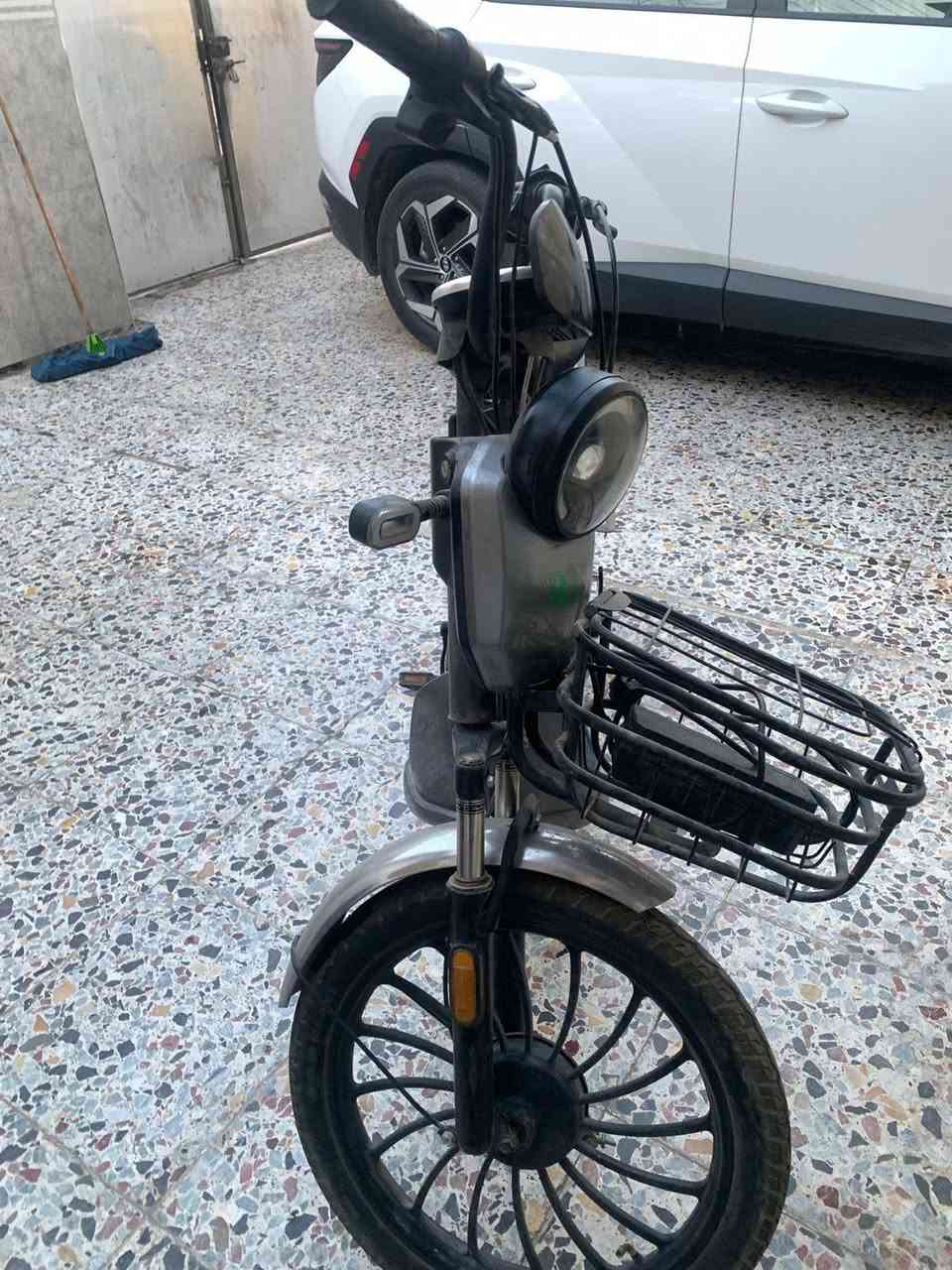 سلام عليكم دراجة شحن نضيفة كلش صار شهر متروكة رايدلها بطاريات بس عداد يشتغل سرعة 60 مكان شعلة الخطيب رقمي هاذ بي واتساب *********** السعر 200بي مجال
