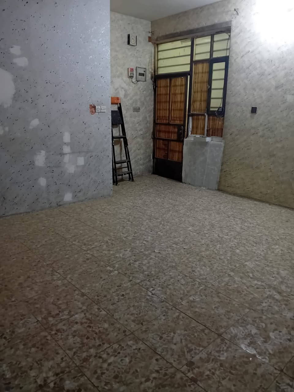 شقه للايجار طابق ثالث
شارع فلسطين حي المستنصريه مقابل جامع مله حويش

تحتوي غرفتين نوم وصاله مطلوب موضف
 
 مبلغ الايجار الشهري ٤٠٠ الف 

للاستفسار واتساب ***********
