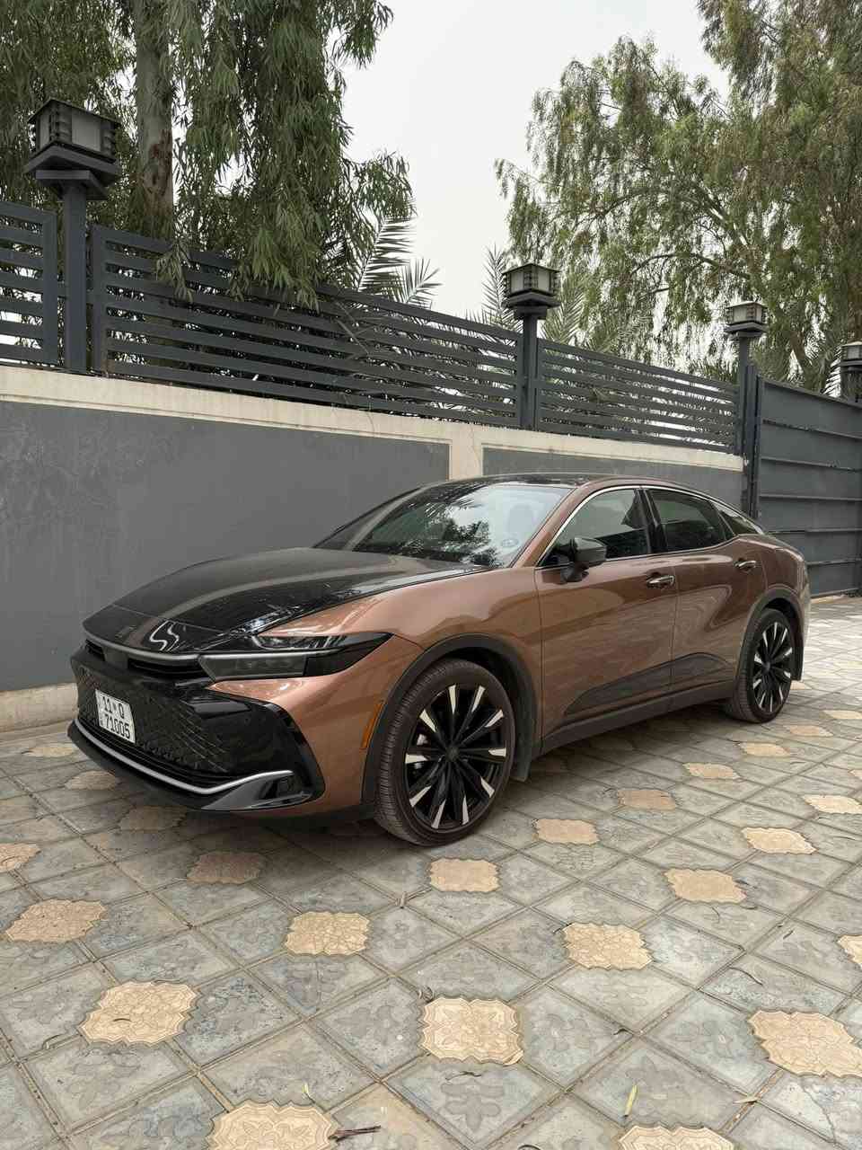 CROWN PLATINUM 2024 
HYBRID MAX
سلام عليكم 
كراون بلاتينيوم موديل 2024 
هايبرد ماكس 
‏فول مواصفات ‫1/1
رقم بغداد  
ماشيه 21 

 المواصفات 
-كاميرا فيس 
-منفذ خارجي  
-توقف ذكي للسيارة 
-سستم صوت 11 سماعة + مضخم كبير  JBL بلادي 
-خزن  ميموري للمقاعد 
-المقاعد تدفئه وتبريد 
-بنوراما 
حساس تجاوز 
-رادار امامي خلفي 
-حساسات امامي خلفي 
سنسر دخول الانفاق 
-5 كاميرات 
-نقطه عمياء 
-تدفئه ستيرن 
-تحكم ستيرن 
-قيادة ذاتية  
سيارة اني مستوردها الي شخصية 
مكانها  المنصور داودي 
ما موجود على فيس 
***********
