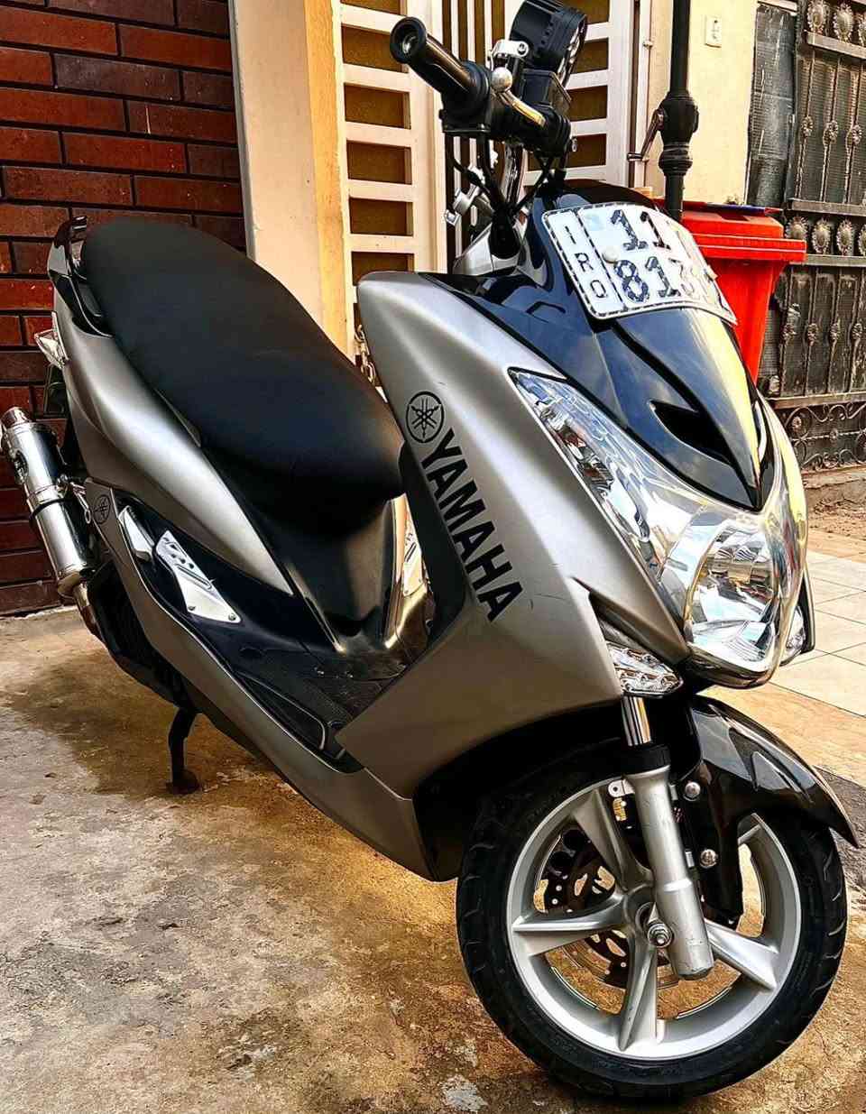 السلام عليكم اخوان 
للبيع دراجة 
Yamaha majesty 155 s 
( مرقمة بغداد رقم انكليزي ) 
وكامله وبيها هزه يعني الدراجة مهزوزه بيه ستيكر الملصق متحتاج هزه 
الدراجة ماشية 28 الف 
عليها ادامة كاملة 
من ناحية المكينة 
سويتلها صيانة يم الأخ داود الجبوري رجل مبدع بعمله
 تنظيف حجرة الأحتراق كاملة وتنظيف الكور بل كامل 
وتبديل ولفات اصليه ختم SMAX شركة WS اصليات 
وتنظيف النوزل والجويتر والمنظومه مال راديتر بل كامل 
الدراجة بس اكول امانت الله رجعت جديدة يعني اكفلها الك كفاله عامه من ناحية مكينه وكهربائيات 
الدراجة نكرة سلف تكول بصمه من سرعة التشغيل ما شاء الله 
ومسويلها ادامة خرز الكلج الامامي وقايش اصلي مشلن جديد اصلي 
وعليها تخم تايرات امامي وخلفي جديدات امانت الله 
وعليها صالنصه رياضي ستيل تجي بيها حساس أوكسجين تجي قطعتين وكاتم اصليه ختم محفور عليها 
ومبدل فلتر كلج هم جديد ومبدل ماء راديتر بيها ياما لوب اصلي 
ودهن اصلي liqui moly mb 10w40 
وجاملغ الامامي يجي رياضي نادر جداً والبومه او الجامه تجي هم رياضي شكل احلى 
والكشن مدوشم بل جديد 
الكفرات ولا شخطه بيها 
وياها شغلات إضافية هم مني 
قايش اخر جديد شركة بور لينك 
وبلاجكتور اضافي وستاند موبايل ونوزل احتياط جديد 
وفلتر شوته مسلح ثاني لان هيه هم بيها واحد داخلها مسلح همين 
وبيها ذيل رياضي اضافي وذيل بلادي ويا اشاير اصليه اضافي 
الدراجة كامله مكمله مال جناي تعبان عليها جداً امانت الله
السعر 27 ورقة وبيها مجال 
( العنوان بغداد الدورة)
رقم الهاتف ***********
