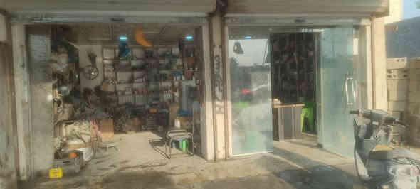 محل ادوات دراجات وتكاتك مع محل فيتريه للبيع بسبب التعين المحل كامل من كلشي طريق البوبيات عمود 90 السعر 4 ملاين وبي مجال شويه رقم الموبايل ***********
