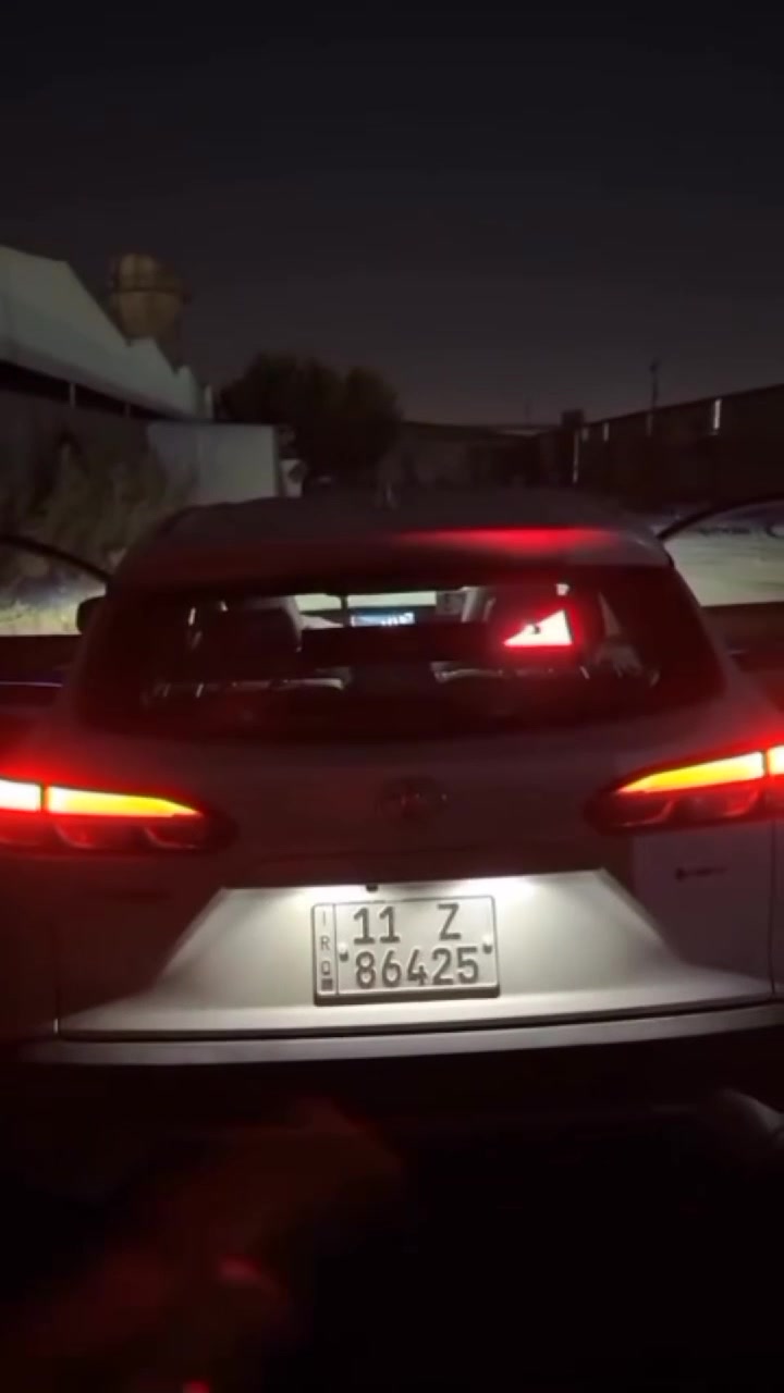 عيون الشيطان🔥ضوء ليد ديناميكي للسيارة بتصميم "عين الشيطان" يعمل بمنفذ USB. 

يضيف هذا المنتج لمسة شخصية وفريدة للمركبة ويمكن أن يساعد أيضًا في تعزيز الرؤية الليلية أو كإشارة تحذير للمركبات الأخرى. 

يتميز بتصميم عين شيطان ديناميكي وملفت للنظر. 
يعمل بمنفذ USB، مما يجعله متوافقًا مع مجموعة متنوعة من المركبات. 

يمكن تثبيته على الزجاج الأمامي أو الخلفي للمركبة. 

الميزات البصرية: يخلق المنتج تأثير "عين الشيطان" الجذاب والعدواني على زجاج السيارة.

أوضاع الإضاءة: يتضمن 11 وضع إضاءة يمكن الاختيار من بينها: وضع ثابت واحد و10 أوضاع وميض ديناميكية مختلفة.

مصدر الطاقة: يعمل عن طريق منفذ USB بجهد 5 فولت، مما يعني عدم الحاجة لبطاريات إضافية، ويمكن توصيله بشاحن السيارة أو باور بانك.

التحكم: يتم التحكم في الأوضاع عن طريق زر واحد موجود على قابس USB.

الضغط الطويل: لتشغيل أو إيقاف تشغيل الضوء.

الضغط القصير: للتبديل بين أوضاع الإضاءة المختلفة.

التثبيت: يتم تثبيته بسهولة باستخدام شريط لاصق على الوجهين على الأسطح الزجاجية داخل السيارة.

التوافق: مناسب لمجموعة متنوعة من المركبات بما في ذلك السيارات والشاحنات وسيارات الدفع الرباعي.