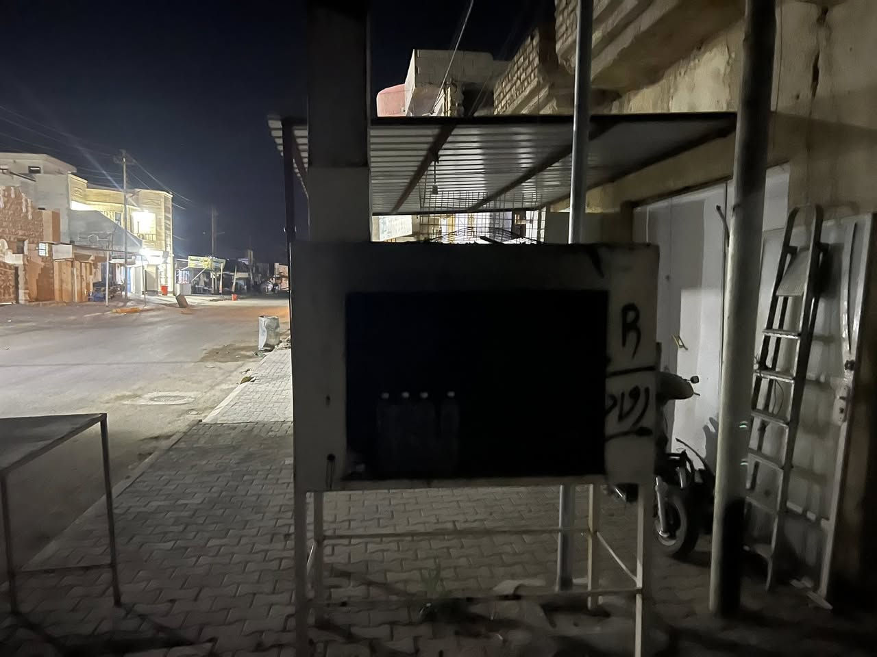 للبيع سقيفه بعدهه جديده وشوايه مال كباب ***********
