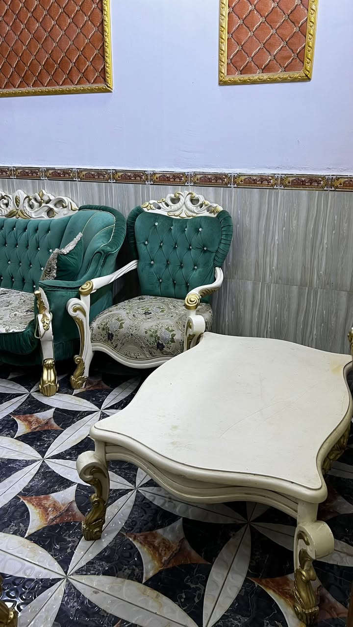 قنفات تركي قويات كلش وفخمات 6 قطع 10 مقاعد و اربع كوشات و ميز جبير  سعرهن 750 الف تواصل خاص او ***********
