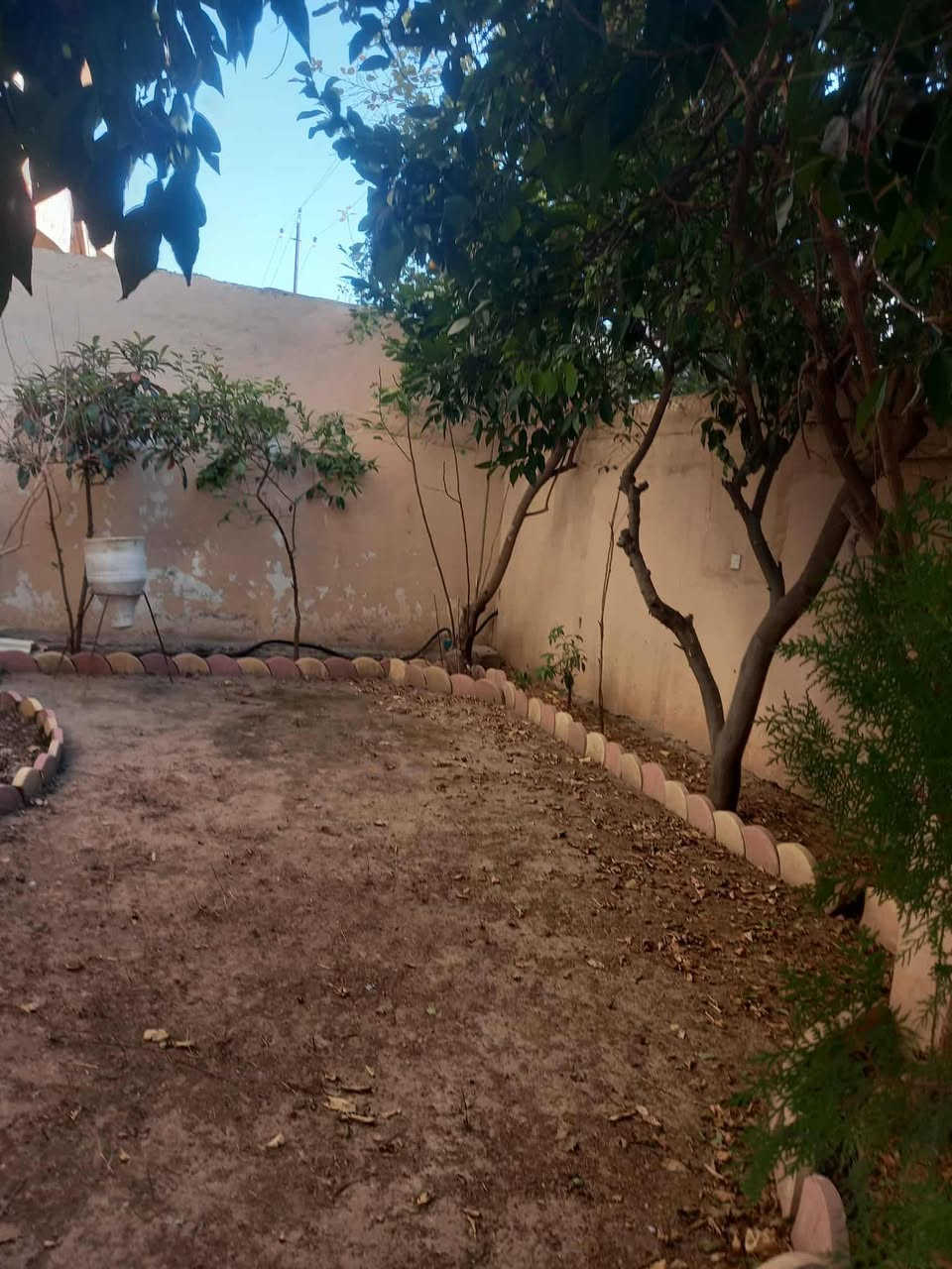 دار سكني /مساحه 240متر واجهه 12/حي الحدباء سايدين صوره قريب جدا علئ الشارع العام طابقين خمس غرف نوم استقبال هوال  داخلي عدد2كراج اضافه الئ حديقه بناء جيد وفارغ وتحويل مباشر  للاستفسار مكتب الرصين لتجاره العقارات ***********/***********
