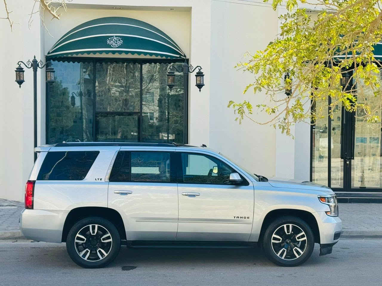 تاهو موديل 2015 اصل وأرد أمريكي حادثه جاملق وبنيد بدون دواخل وباقي سياره كفاله من ضربه وتبديل بيه ثلاث قطع كلير فقط سعره 258 وبيه مجال رقم هاتف ***********موصفات سياره LTZفول واحد على واحد فتحه سقف شاشه ماميه شاشه خلفيه مثبت سرعه بصمه تشقيل بصمه ابواب كشنات جلد كشنات كهربائي حساسات خلفية ماميه تشقيل عن بعد رادارات امامي وخلفي وجاني تبريد تدفئه كشنات رادار بل مري ثلج داخليه ثلاث قطع تبريد 7راكب تحكم استيرن محرك وكير كفاله حداديه تخم تاير جديدات مكان سياره كربلاء مكلف بل نشر كربلاء, العراق
