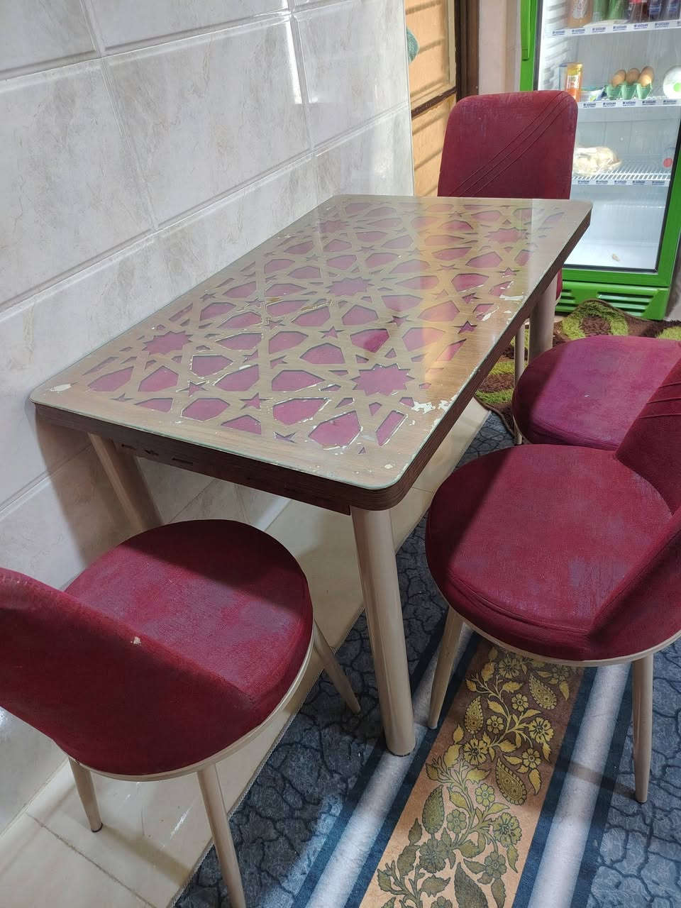 ميز طعام للبيع السعر 75 للاستفسار الاتصال على الرقم ***********
