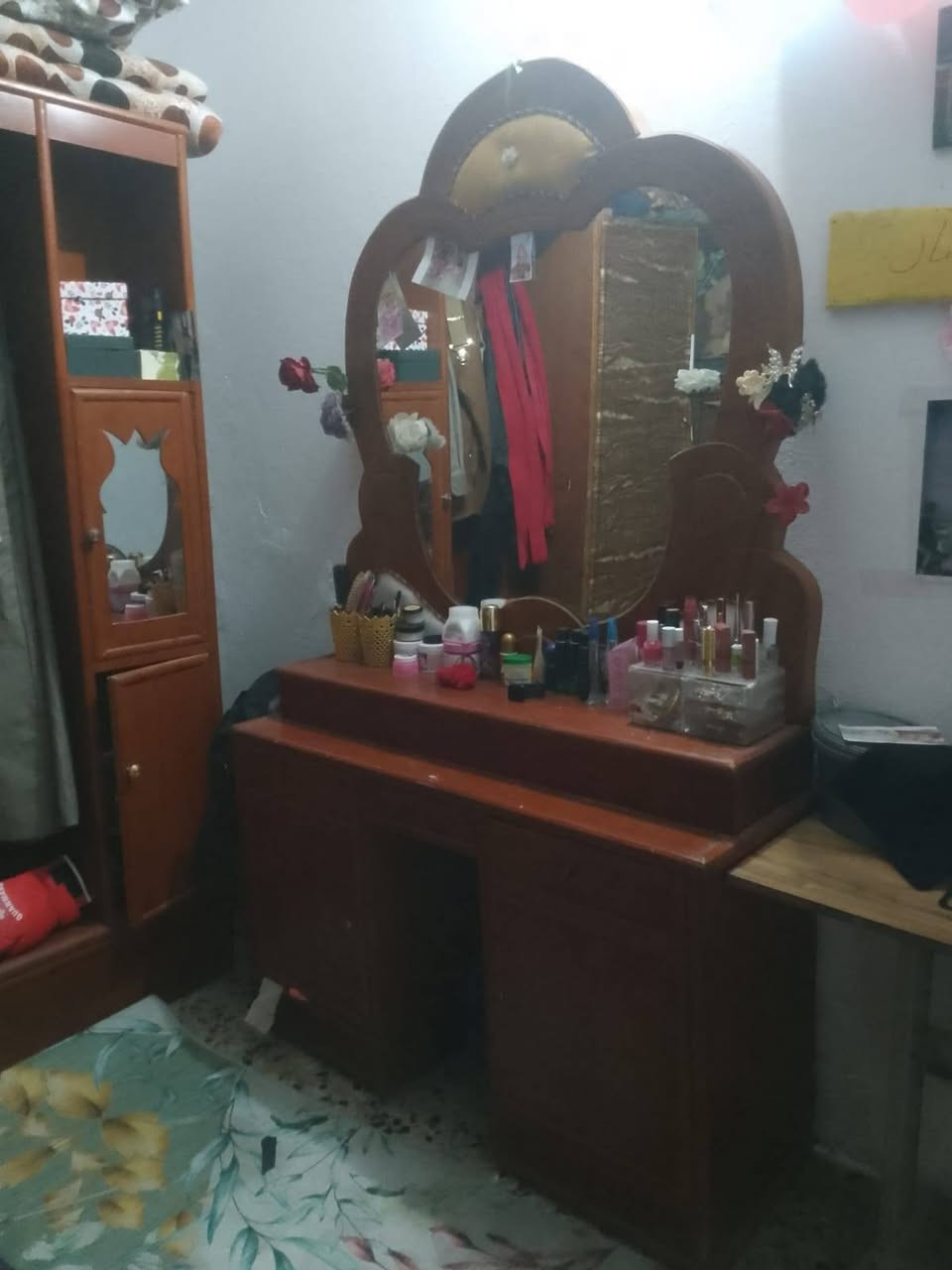 جربايه نفرين مع ضهر الجربايه مع ميز تواليت مع زاويه 
كلهن ب 300 غرفت نوم جاهزة نقصهى فقط كنتور غرفه كلش جديدة العنوان حله شارع 80 
بي واتساب ***********
