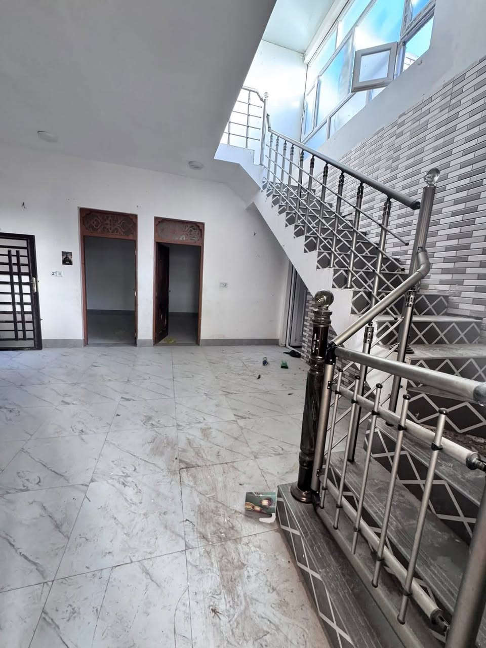 بيت ٢٠٠ متر ايجار مجمع بيتي ٢
مقابيل الصلطان طابق واحد 
يتكون من ستقبال بطبخ صالة
غرفه عدد ٢ صحيات عدد ٣منور إيجاره ٣٥٠ الاستفسار 
***********
