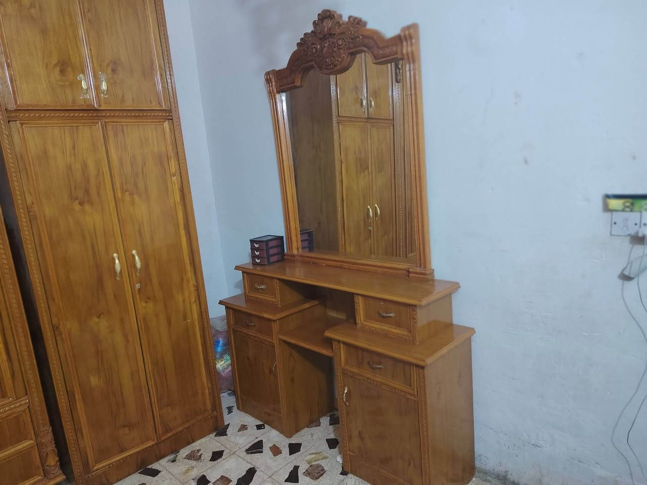 السلام عليكم.. غرفة للبيع خشب صاج تفصال درجة اولى.
الغرفة عبارة عن كنتور ضخم 8 أبواب، جرباية، وميز تواليت ومراية، وكومديات.
💰 السعر: مليون و 800 الف وبيه مجال بسيط.
📍 الموقع: اطراف بغداد ناحية الوحدة.
📞 ***********
