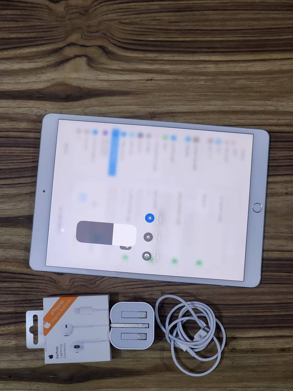 ايباد 10 برو جهاز غني عن تعريف اربع سماعات استريو صوت محيطي وعزل قوي ذاكره 64 بطاريه تسعينات  120هرتز  جهاز اخو الجديد شخط واحد مابي عله وضع شركه برغي واحد ممفتوح منه فول الفول نضافه 100/100 يجي ويا شاحنه اصليه وكفر دفتري ولزكه ضد الكسر وسماعات بغداد*********** وموجود توصيل داخل بغداد فقط 
235 قففلل
