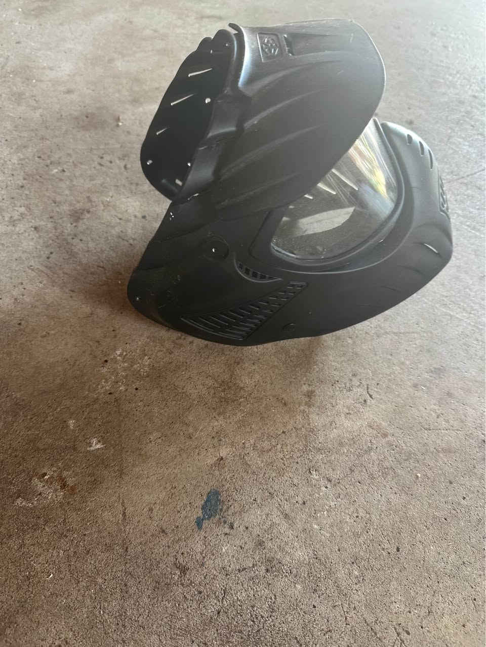 Durable black JT Raptor paintball mask with a clear single-pane lens and integrated visor. This mask has a flexible plastic face shield and an adjustable elastic head strap for a secure fit. Detroit, MI


**إذا كنت صاحب هذا الإعلان وتريد حذفه لأي سبب، رجاءا أرسل رسالة إلى الدعم الفني**