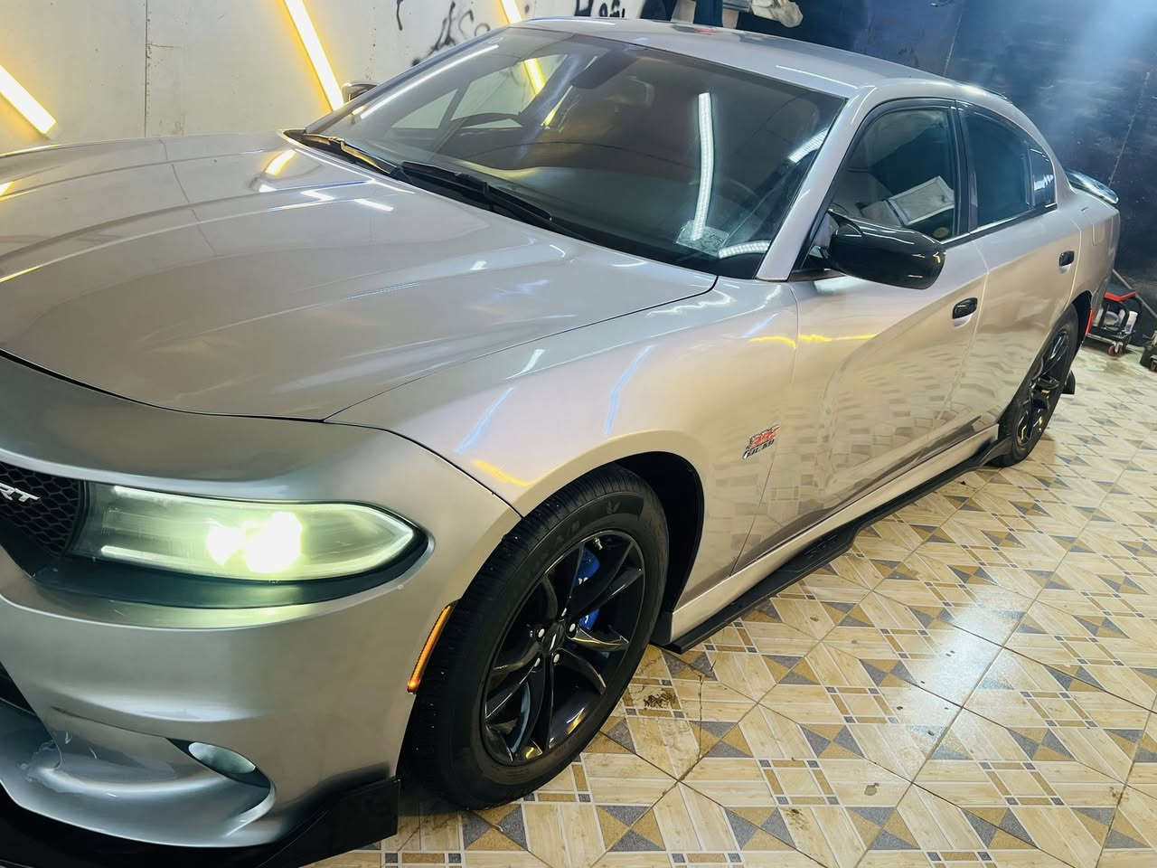 سلام عليكم
چارجر موديل 2015 رقم قادسيه بسمي سنويه جديده

ماشيه 100 عليهه ادامه كامله جاهزه السياره من كلشي

مكينه 3600   بيهه صبغات ابيع احزام  سبب الصبغ چان

عليهه إضافه وأي بدي  ورجعناهه عل بلاد ف لذالك سبب

صبغنه مكاناتهن بدون معجون بس رش

رايديها ب160 وبيهه مجال قليل  مكان السياره دوانيه 

مهناويه ***********
