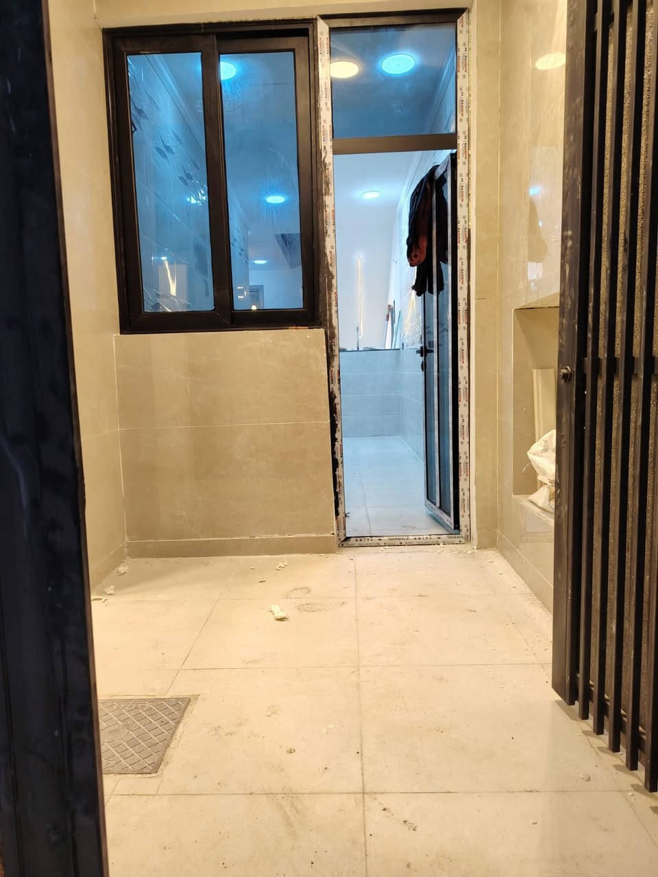 #لدينا_دار_للبيع مساحه 100 متر واجهه 6 وربع ونزال 16 طابو زراعي سند 25 قرار محكمه البيت يحتوي على 2 غرف نوم وصاله وستقبال ومطبخ  العنوان بغداد الدورة مدخل البوعيثه مجمع السلطان ثالث  
هاتف ***********
