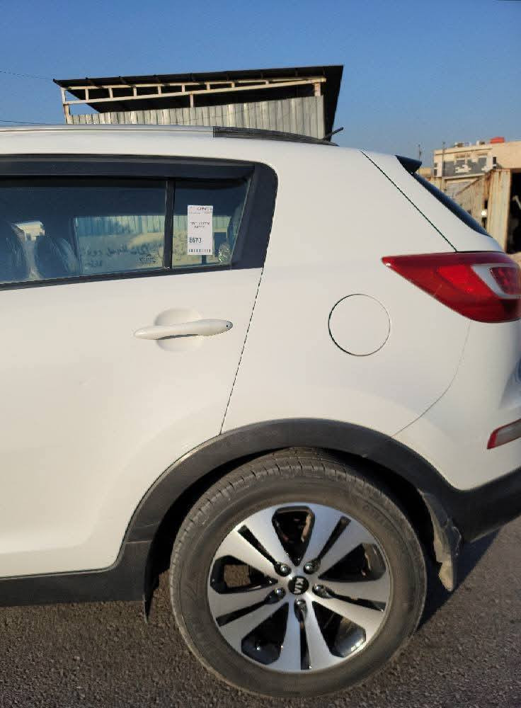 السلام عليكم
سبورتج 2011 خليجية رقم بغداد مشروع وطني بأسمي 

ماشية 220 الف

مكينة 2000 دوش

بيها بابين صبغ وبارد قليل في الجاملغ الامامي

كاعية جلد + كشنات جلد 

جواها تخم تاير جديد + باتري جديد قبل فترة شديته

مواصفات

 تحكم ستيرين

مثبت سرعة

شاشة + كامرة

السعر 13.000بيها مجال + عليها غرامات ورقتين ينزل من سعرها
مكاني بغداد حي الجهاد  رقمي ***********
