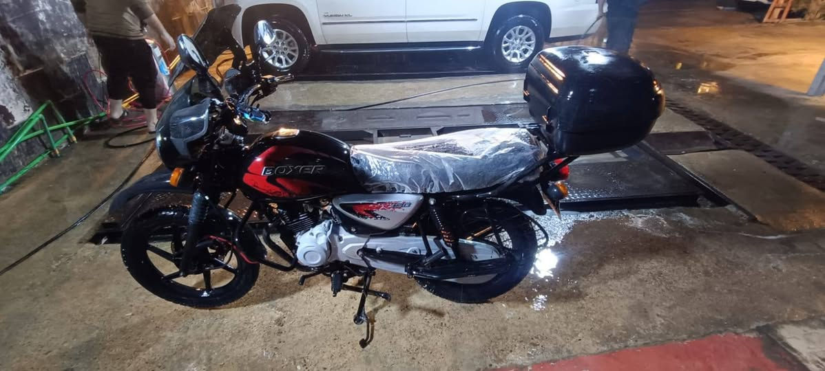 دراجه بوكسر موديل 22 مبدل بيها بوشه وبستم شركه شرط البلاد برغي واحد ما بيها نقص برغي  واحد وين ما يعجبك افحص 
سعرها 2100 وبيها مجال بسيط 
عنواني بغداد المشتل 
***********

