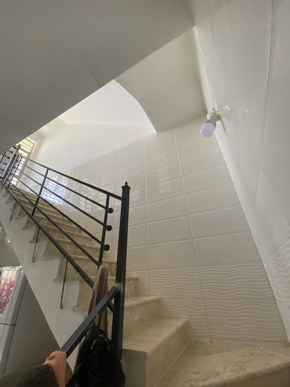 اعلان 📝
بيت 75 متر 🏠 للبيع 
بناء درجة اولى حديث 2025 كامل 🥇
يحتوي الطابق الاول 
استقبال وغرفة منام ومطبخ حولي وحمام مشترك ومنور وتواليت خارجي
الطابق الثاني 
غرفتين منام وحمام  
اضافة الى بيتونة كبيرة وسطح 
كما موضح في الصور 
البيت نظيف وجديد  ممسكون هوايي 
موقعه 
الشارع الغربي مقابل العمارة الحمرة قطاع السابع 📍
الشارع نظيف وحديث يعتبر افضل شارع في هذا المربع 
اضافه الى مقرنص الشارع 
للاستفسار ***********
