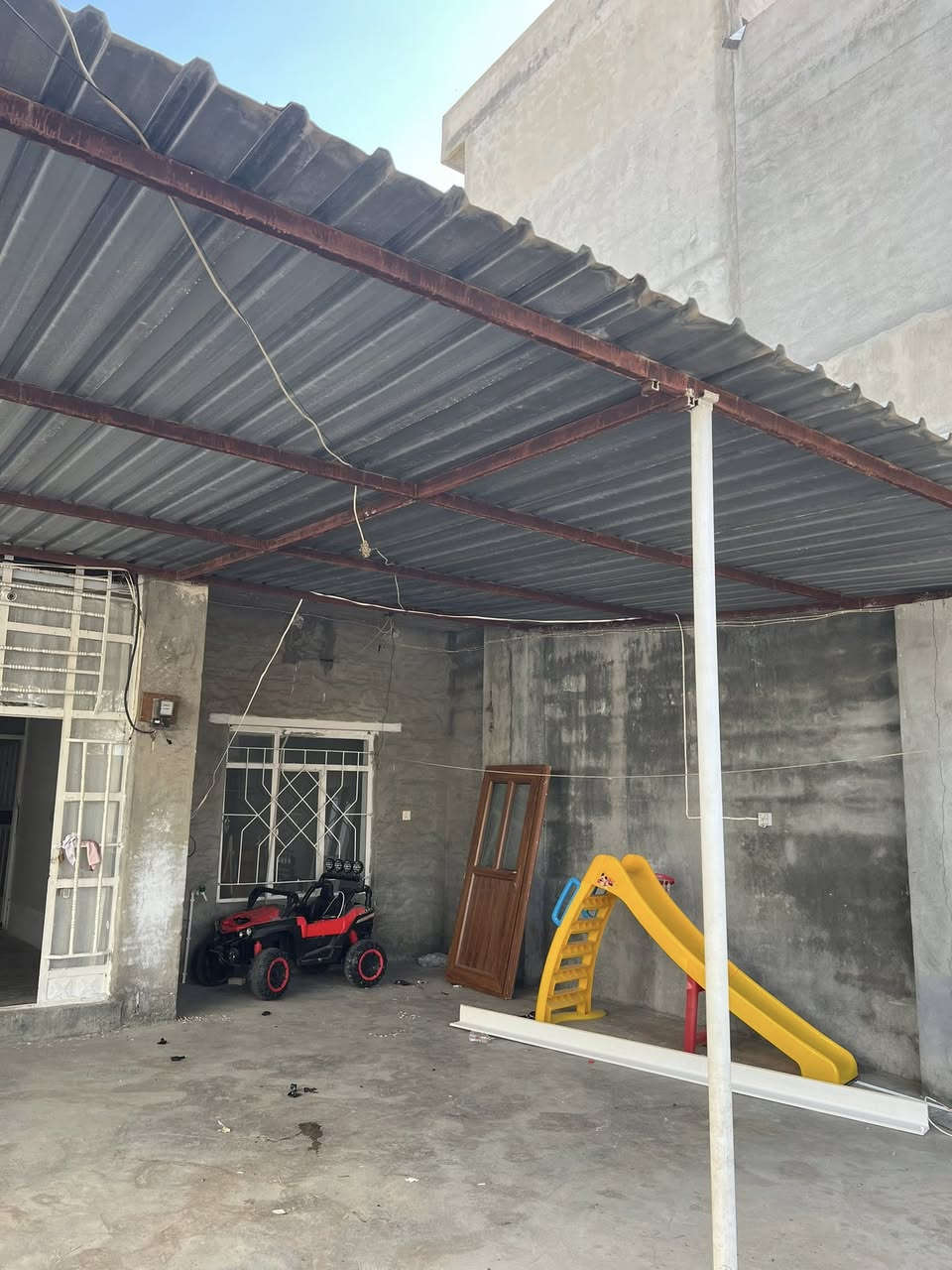 ئەو کەپرە بۆ فرۆشتن 7مەتر پان 5مەتر درێژ 
بۆ باخ بۆپێش خانوو دوکان بۆشوێنی مەڕوو ماڵات زۆر گونجاوە
***********
بۆنرخ پەیوەندی بکەن یان نامە بنێرن
ناو نیشان حاجیاوا
