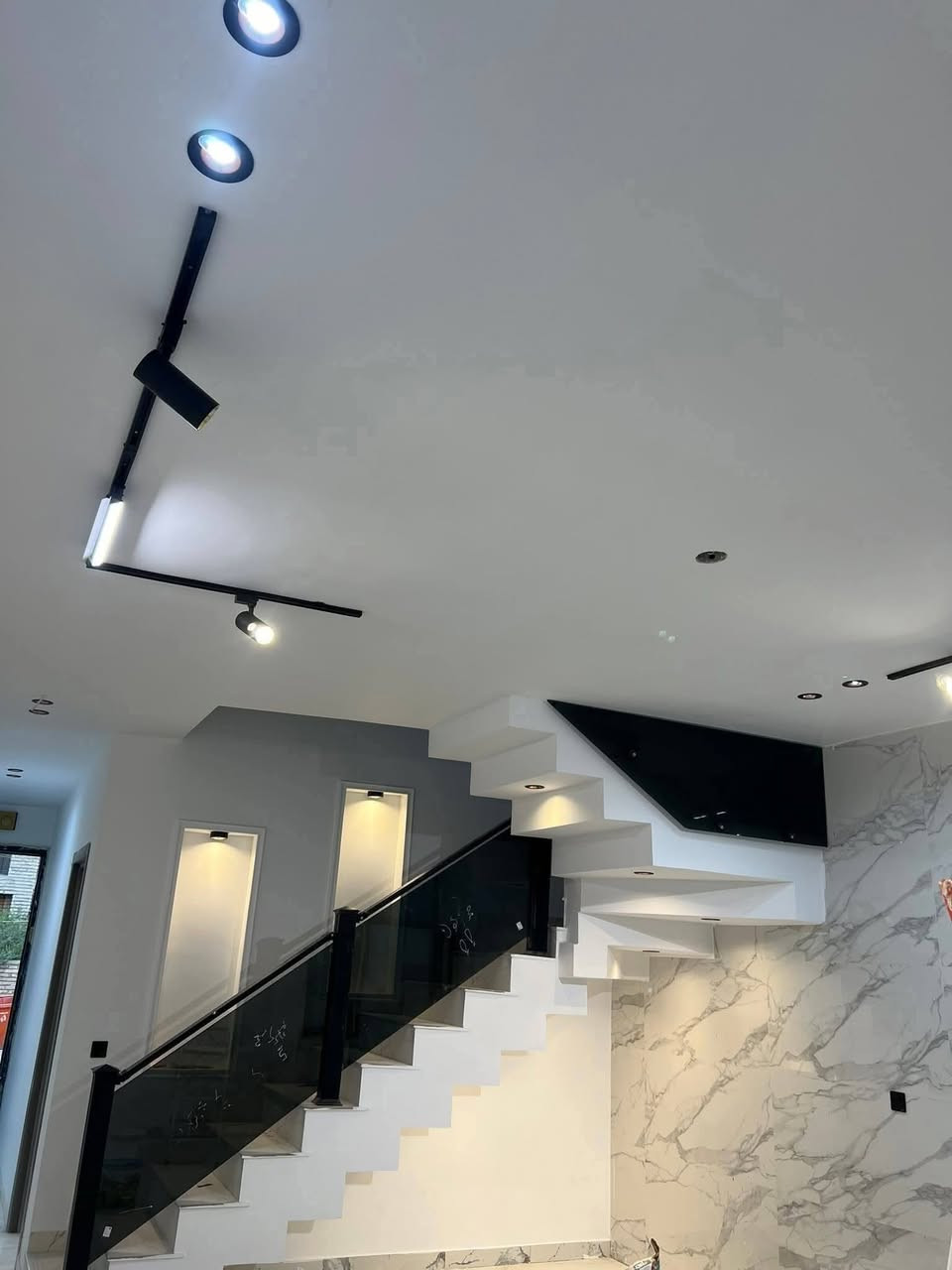 يوجد لدينا مشتملات للبيع🏡
بناء مشتملات حديث درجه اولى 🎖️
_________________
الواجهه{5} النزال {20}
_________________
كل مشتملات مساحه 
________________
((100)) م/((100)) م/
________________________
يحتوي مشتمل واحد على ::

يحتوي على+ خدمات +وغرف نوم ((3))
+وصاله+ ومطبخ+ واستقبال +وصحيات +ومنور
________________________

📍الموقع:: حي الجهاد 
📍منطقه الامانه ///وخلف معرض الصباح قريب شارع التجاري ::✅
________________________
المراجعه// (((مكتب الصادق للعقار))) 
الموقع// مكتب حي الجهاد 
على الشارع التجاري 
يم الكراج 
________________________
التواصل على الارقام ☎️

***********واتساب 📞

*********** تصل 📞
