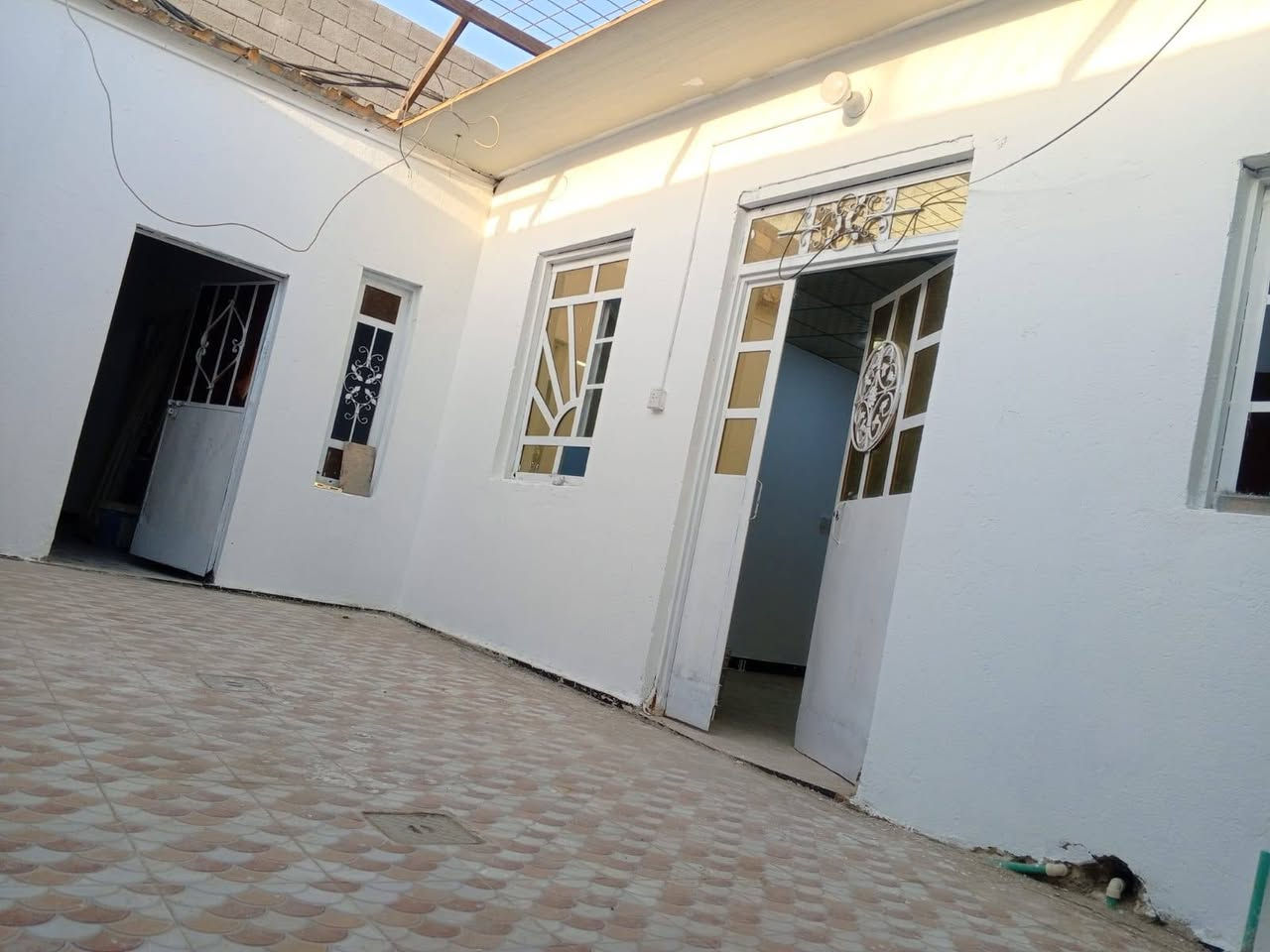 السلام عليكم 
بيت اليجار 
ابي الخصيب شارع الوسطي 
غريب ع سايدات الثنين 
سندويج غرفه وصاله وستقبال ومطبخ وصحيات وكراج 
يجاره 300 
والي ينطي مقدم مال كم شهر 
250
عقارات امير الصالحي 
***********
