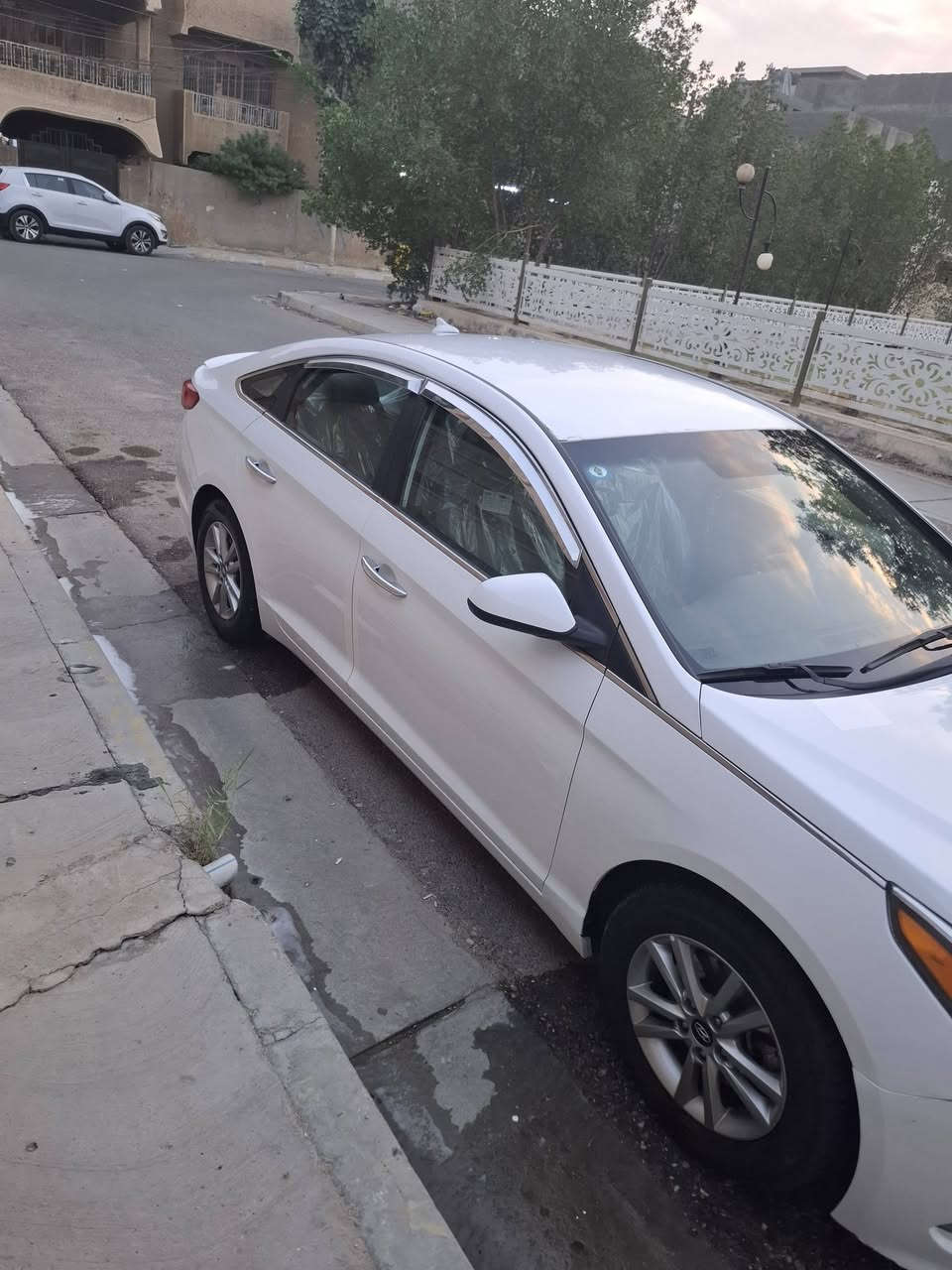 سوناتا وارد ٢٠١٧كلين ولاقطعه  ولاصبغ الضرر دعاميه امامي فقط السيارة بأسمي القماره بيه تكشير بسيط والباقي مكفول السعر ١٣٠ بيه مجال المكان فلوجه 
الاتصال على الرقم ***********
