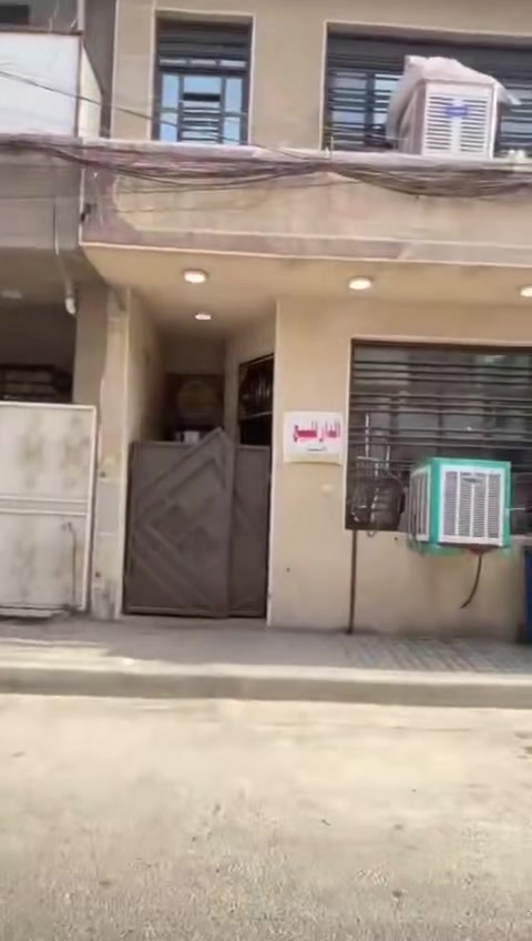 سلام عليكم بيت ٥٠متر زراعي سند ٢٥ ثلاث طوابق  طابق الاول طرمه واستقبال ومطبخ وحمام طابق الثاني غرفتين وحمام وطابق ثالث غرفه وحمام بيت نضيف كلش 
مكان شعب حي المصطفى 
استفسار  ‭***********‬
