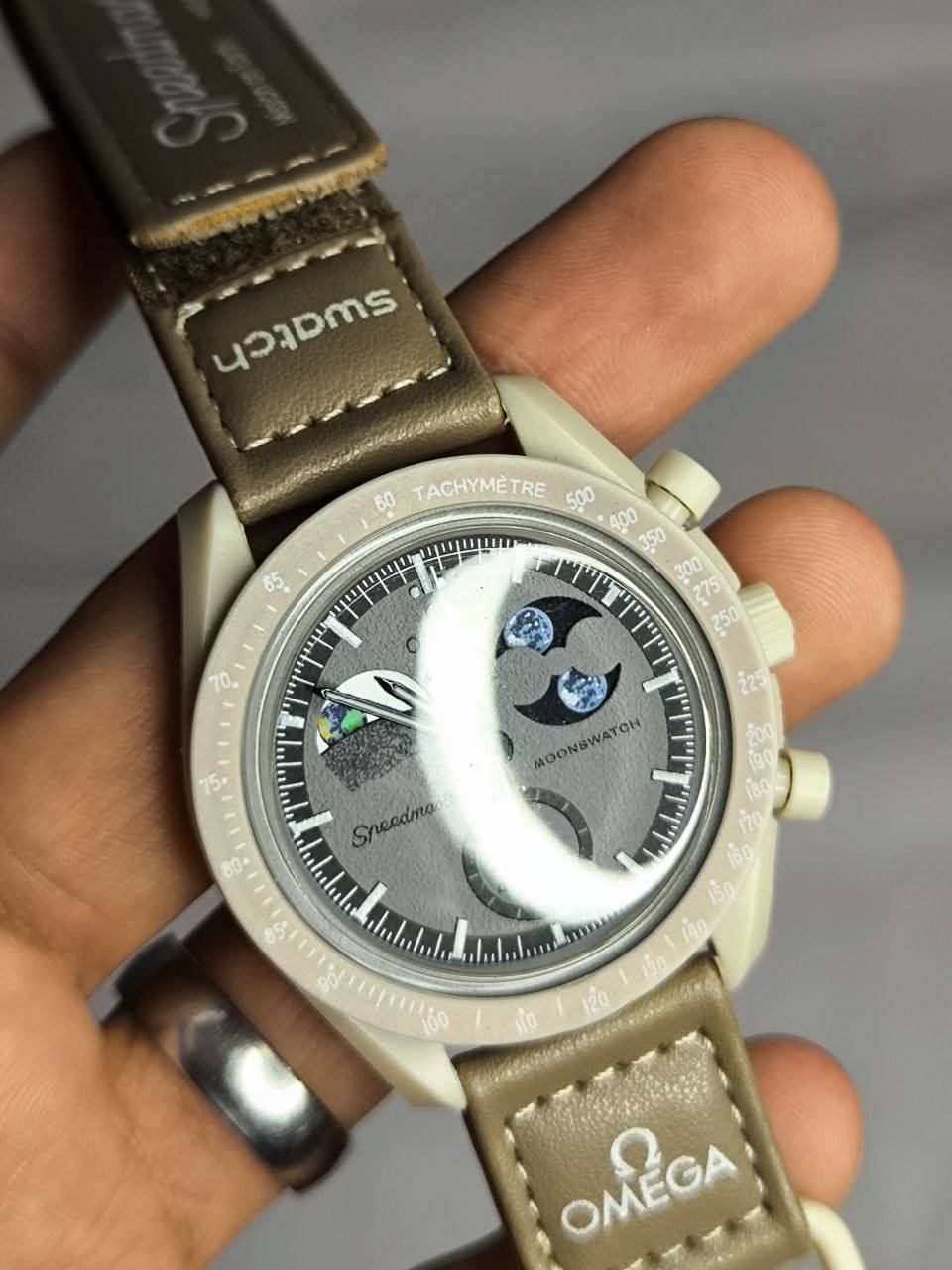 ساعة من ماركة اومكا Omega x Swatch MoonSwatch 
تحفة فنية
تصميم مستوحى من سطح القمر والأرض
مكينة كوارتز ناعمة ستوبوج (جميع السناتر شغاله)
المينا رمادية محببة تعكس شكل التضاريس القمرية
فول لامينوس ارقام واميال
مؤشر مراحل الأرض شغال يظهر الأرض بألوان خاصة والمحيطات تتوهج تحت ضوء UV
مؤشر مراحل القمر شغال 
هيكل من مادة Bioceramic (خليط بين السيراميك والبلاستيك الحيوي)
 سير قماش VELCRO مختم
زجاج معدني مقبب ضد الخدش
مقاومة ماء وغبار 

السعر :-35 الف ع اول تم 
للحجز والاستفسار يرجى مراسلة الصفحه


**إذا كنت صاحب هذا الإعلان وتريد حذفه لأي سبب، رجاءا أرسل رسالة إلى الدعم الفني**
