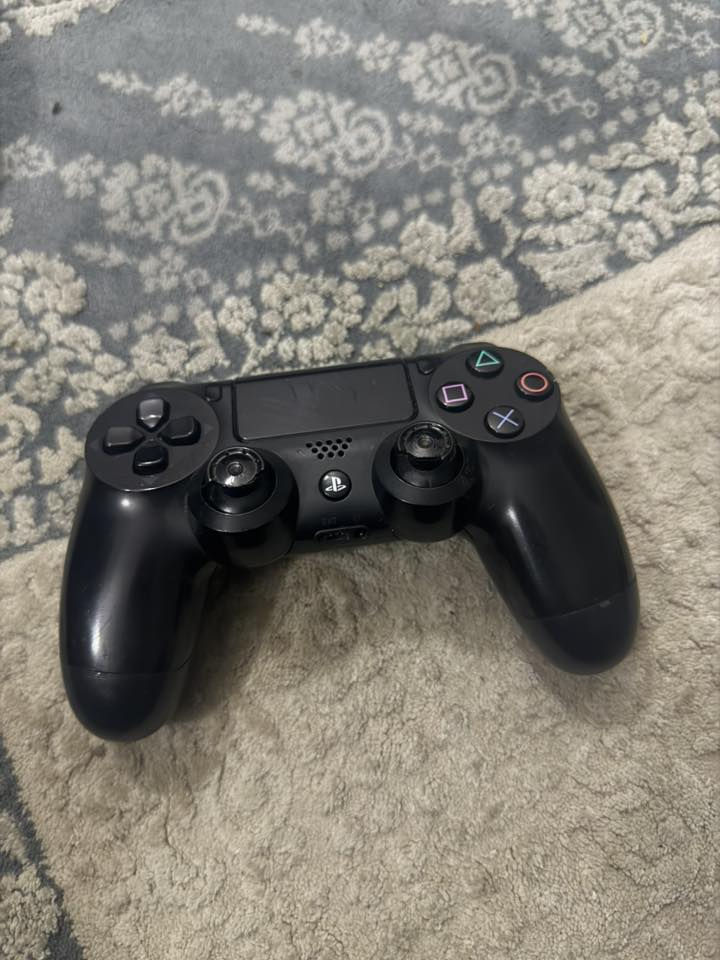 السلام عليكم بلي 4 فات قابل لل تهكير بلي مامفتوح نضيف  بس بي شخوط قليله يجي معا جويستك 2 واحده مال بلي واحده تجاريه و معال اقراص ثنين جي تي اي و باتمان المرغوب معا جميع الملحقات معا دركسون نضيف  جدا ومعا جميع الملحقات 

لل تواصل ***********.  خابرني و نتفاهم عل سعر وانشالله خير 
أو مراوس اكس بوكس سيريس إس وانطي فرق
